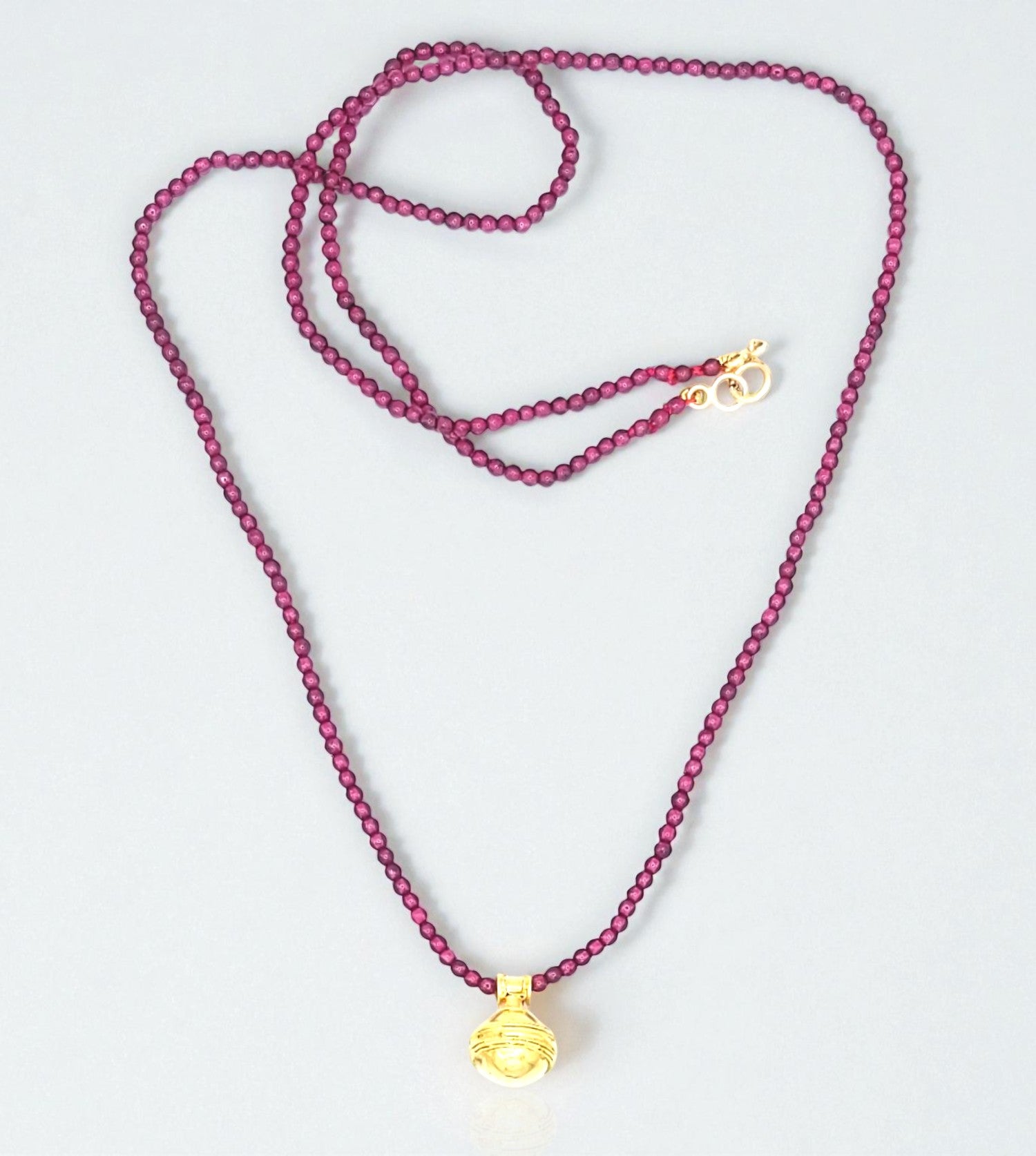 [NE08297] 18KY antique gold pendant & garnet beads